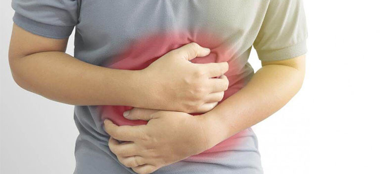 Tại sao xì hơi lại có mùi rất nặng? Bác sĩ Giang cho biết, thứ nhất là do chức năng tiêu hóa kém và nhiều vi khuẩn xấu trong đường tiêu hóa. Khi các enzym trong đường tiêu hóa của bạn không tốt, thức ăn quá nhiều protein sẽ đến ruột già nếu nó không được tiêu hóa hết, vi khuẩn và protein trong đó sẽ tạo ra nhiều hydro sulfua và amoniac, là nguồn gốc của mùi hôi.