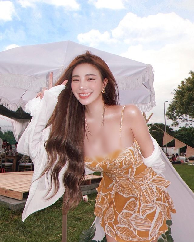 Trang phục mà Hoàng Lâm lựa chọn cũng được xem là cực kỳ tôn dáng, khiến người nhìn không thể rời mắt.