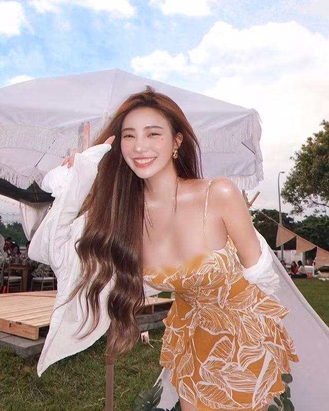 Trang phục mà Hoàng Lâm lựa chọn cũng được xem là cực kỳ tôn dáng, khiến người nhìn không thể rời mắt.