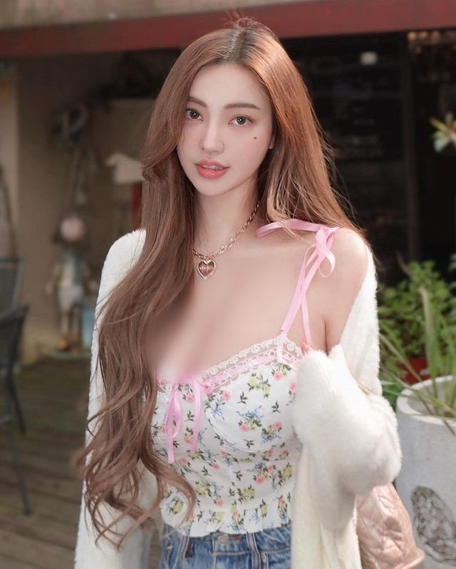 Phong độ nhan sắc và dáng vóc của Hoàng Lâm luôn được duy trì, nhiều cô gái trẻ cực kỳ hâm mộ hot girl này bởi dáng vóc quá đẹp và thần thái cuốn hút.