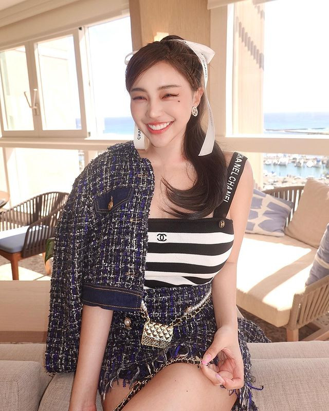 Cô nàng thường xuyên chia sẻ những hình ảnh nóng bỏng trên các trang mạng xã hội, khiến người hâm mộ khen ngợi và tán dương không ngừng.