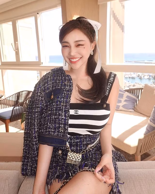 Cô nàng thường xuyên chia sẻ những hình ảnh nóng bỏng trên các trang mạng xã hội, khiến người hâm mộ khen ngợi và tán dương không ngừng.