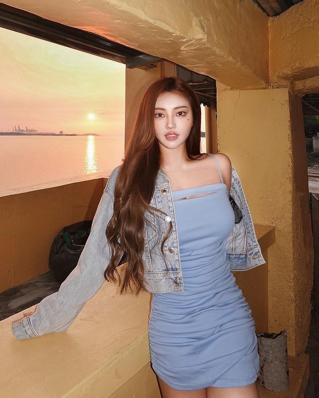 Lợi thế ngoại hình giúp Hoàng Lâm có thể diện mọi chiếc váy body mà cô nàng muốn và thích. Đây cũng là mẫu trang phục lựa chọn hàng đầu của hot girl gợi cảm này.