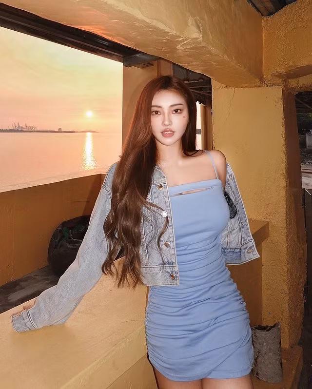 Lợi thế ngoại hình giúp Hoàng Lâm có thể diện mọi chiếc váy body mà cô nàng muốn và thích. Đây cũng là mẫu trang phục lựa chọn hàng đầu của hot girl gợi cảm này.