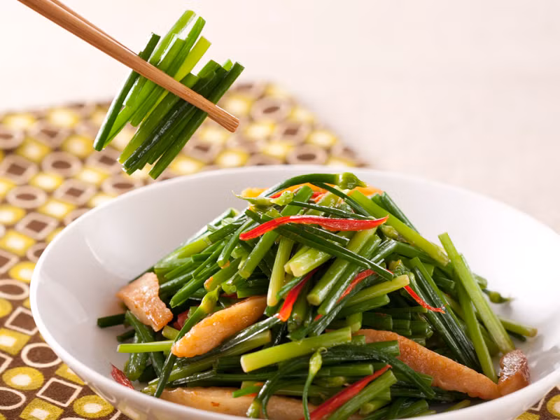 Rau hẹ cũng rất dễ chế biến, dễ ăn, có thể dùng để xào cùng các loại nguyên liệu khác, làm nhân bánh, vừa ngon miệng lại vừa bổ dưỡng, thực sự là có lợi ích thần kỳ.