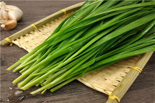 Đặc biệt hơn, trong loại rau này còn chứa chất flavonoid và lưu huỳnh tự nhiên, có tác dụng chống ung thư, ngăn chặn sự phát triển, lây lan của các tế bào ung thư khắp cơ thể một cách hiệu quả, bao gồm ung thư vú, ung thư dạ dày, tuyến tiền liệt.