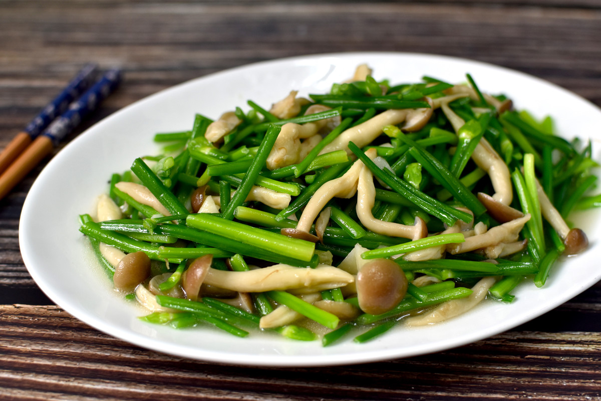 Rau hẹ cũng có thể ngăn ngừa các khối u hiệu quả, tác dụng chống oxy hóa cực tốt, phụ nữ thường xuyên ăn rau hẹ da sẽ đẹp hơn, cải thiện quá trình trao đổi chất của cơ thể, giúp thải các chất độc trong cơ thể và rác thải, tránh sự tích tụ của các tế bào ung thư.