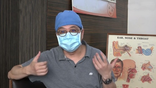 Kham dau hong, co gai tre vua khoc vua “mang” bac si vi...