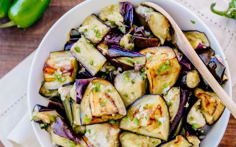 Thế nhưng tại sao nói cà tím không có lợi cho việc ăn uống của người bệnh gan? Lý do là bản thân cà tím rất hút dầu, nếu không chú ý khi chế biến, dùng phương pháp chiên hoặc xào sẽ dễ gây tổn thương cho gan, không có lợi cho quá trình phục hồi bệnh.