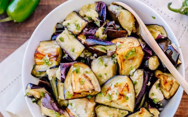 Thế nhưng tại sao nói cà tím không có lợi cho việc ăn uống của người bệnh gan? Lý do là bản thân cà tím rất hút dầu, nếu không chú ý khi chế biến, dùng phương pháp chiên hoặc xào sẽ dễ gây tổn thương cho gan, không có lợi cho quá trình phục hồi bệnh.