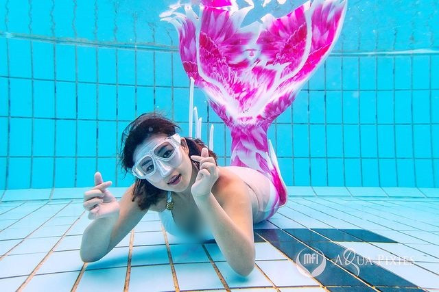 Kể từ khi nhận ra lợi thế của bản thân, Bạch Vân trở nên vô cùng tự tin, cô nàng rất thích diện đồ bò sát, khoe đường cong cơ thể.