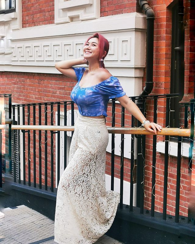 Bạch Vân đã kết hôn, là vợ của một kiến trúc sư tài năng, giàu có. Thế nhưng, sau khi kết hôn, phong cách thời trang của nữ MC gợi cảm này không thay đổi mà còn bạo dạn hơn.