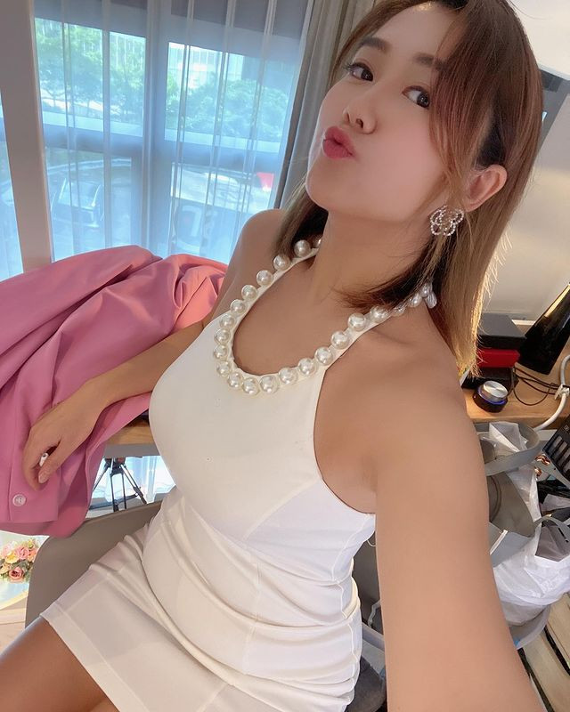 Trong ảnh, Bạch Vân diện một chiếc váy body màu trắng, khoe toàn bộ dáng hình chữ S của mình.