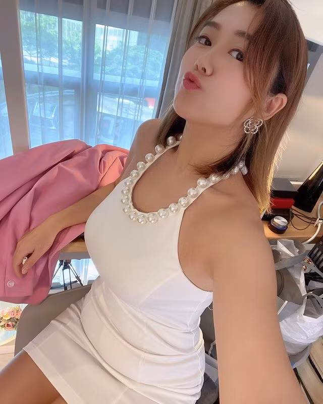 Trong ảnh, Bạch Vân diện một chiếc váy body màu trắng, khoe toàn bộ dáng hình chữ S của mình.