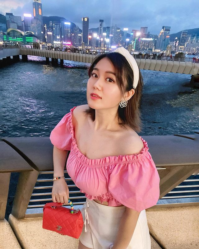 MC Bạch Vân, người Đài Loan, là một trong những nữ MC hoạt động sôi nổi trên mạng xã hội Instagram, thu hút được lượng lớn người hâm mộ. Cô nàng nổi tiếng là nữ MC xinh đẹp, gợi cảm, sở hữu phong cách thời trang quyến rũ.