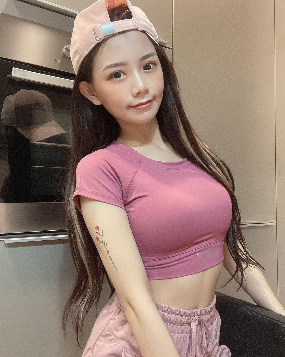 Mặc dù vẫn biết hướng phát triển và xây dựng hình ảnh của Thanh Thanh là quyến rũ, trưởng thành, tuy nhiên, việc lãng phí khẩu trang chống dịch chỉ để gây chú ý trên mạng xã hội của hot girl vẫn nhận về vô số chỉ trích.