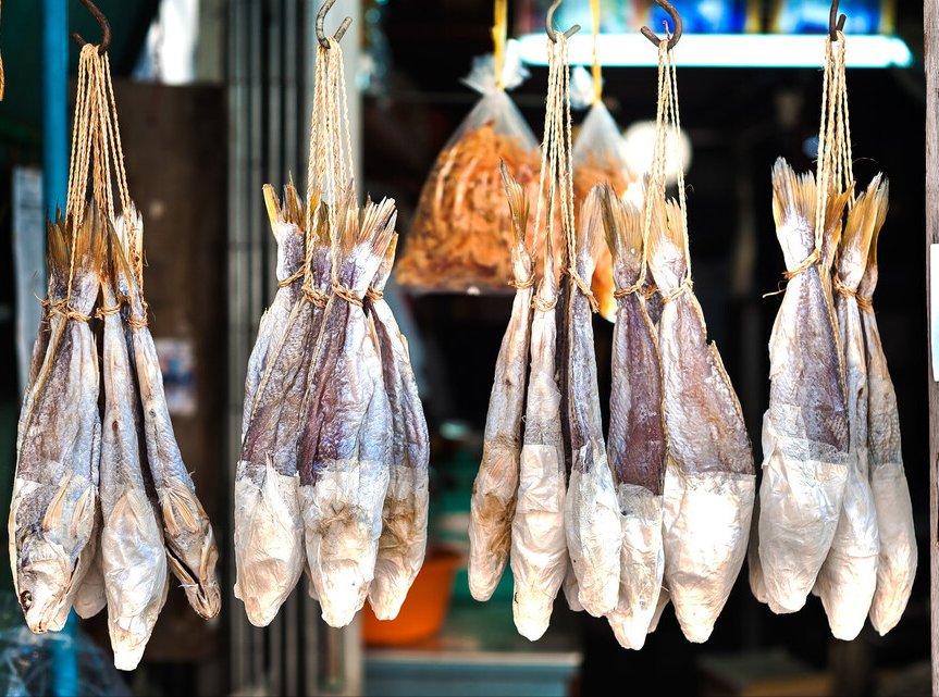 Cá muối, cá mắm là một món ăn phổ biến của nhiều người dân Việt Nam cũng như các nước châu Á. Tuy nhiên, Cơ quan Nghiên cứu Ung thư Quốc tế của Tổ chức Y tế Thế giới (WHO) lại liệt kê cá muối, cá mắm là loại cá có chứa chất gây ung thư cấp độ 1. Tin tức này khiến nhiều người thích ăn cá muối, cá mắm hoang mang. Vậy cá muối, cá mắm có ăn được không? Hôm nay, chúng ta cùng đi tìm hiểu về vấn đề này. (Ảnh minh họa)