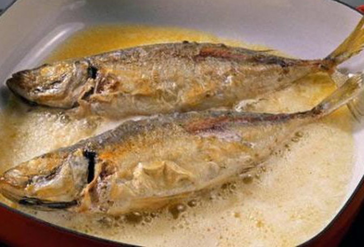 Nhiều nghiên cứu đã chỉ ra rằng ăn cá muối, cá mắm có mối tương quan nhất định với các bệnh ung thư, tỷ lệ tử vong cao như ung thư vòm họng, ung thư thực quản, ung thư dạ dày. Vậy cá muối, cá mắm có ăn được nữa hay không?