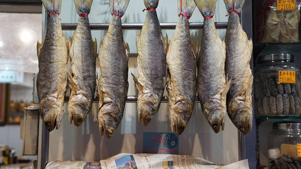 Thứ ba, trước tiên bạn có thể ngâm cá muối trong nước rồi hấp chín trước khi chế biến theo ý muốn. Thao tác này sẽ làm giảm đáng kể lượng nitrit và muối trong cá muối.