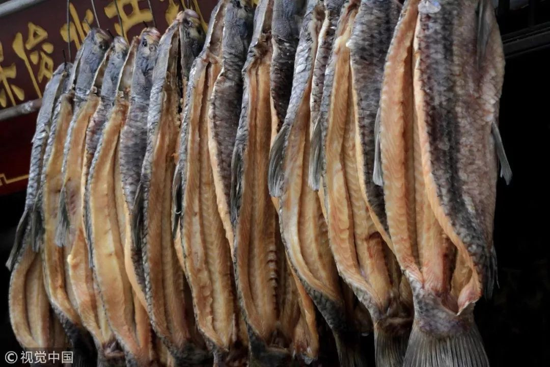 Thứ tư, ăn nhiều trái cây và rau quả giàu vitamin C trong khi ăn cá muối. Vì các nghiên cứu đã chỉ ra rằng vitamin C có thể ức chế sự hình thành nitrosamine.