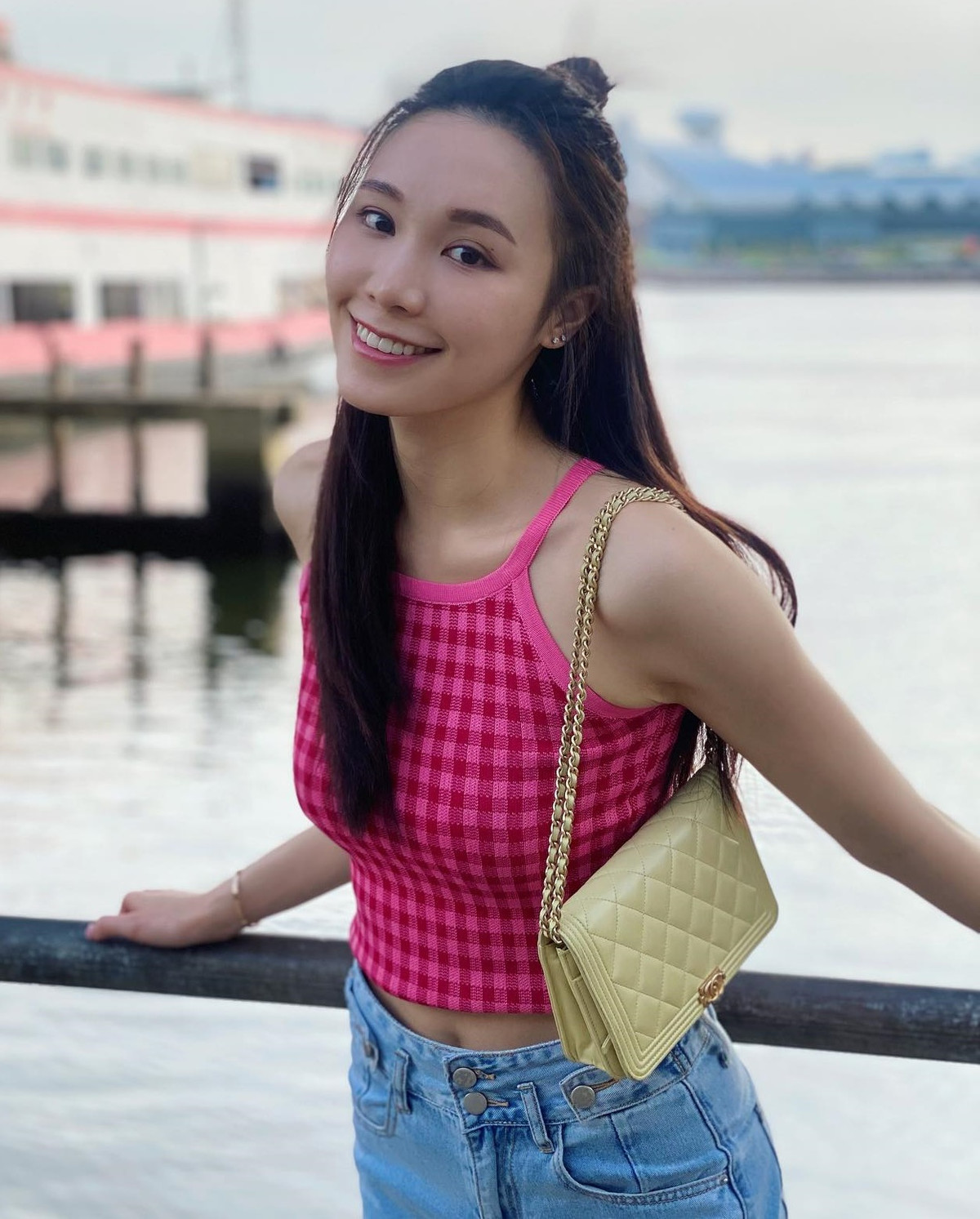 Đặng Y Đình nổi tiếng là nữ diễn viên nóng bỏng, xinh đẹp của làng giải trí Hong Kong. Mới đây, mỹ nhân gợi cảm này đã bị cuốn vào vụ lùm xùm chụp lén của một thiếu niên 15 tuổi.