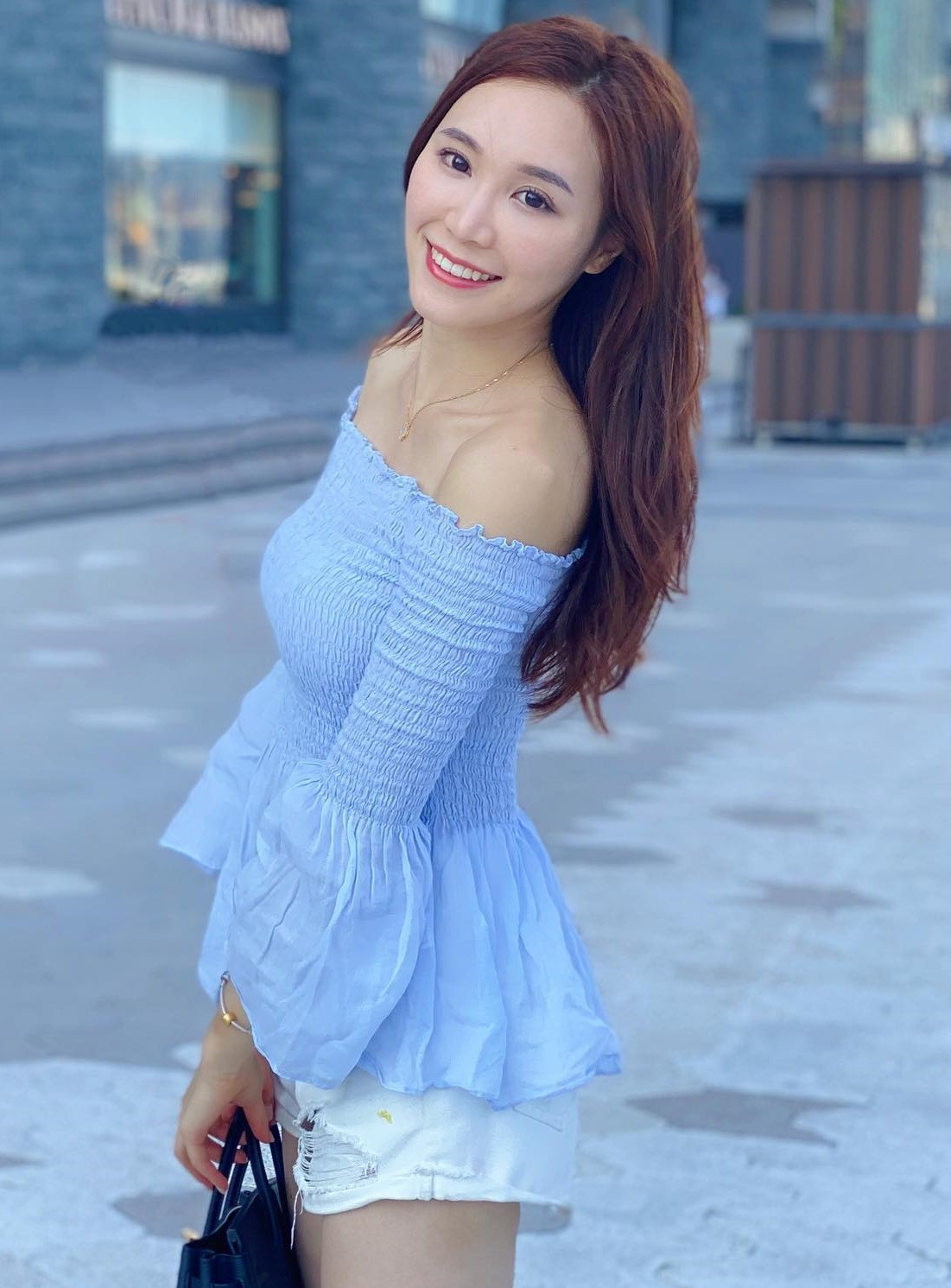 Theo thông tin đăng tải, thiếu niên 15 tuổi bị bắt trên thang cuốn ở ga tàu điện ngầm Hong Kong vì tình nghi dùng điện thoại di động để chụp ảnh bí mật một phụ nữ gợi cảm.