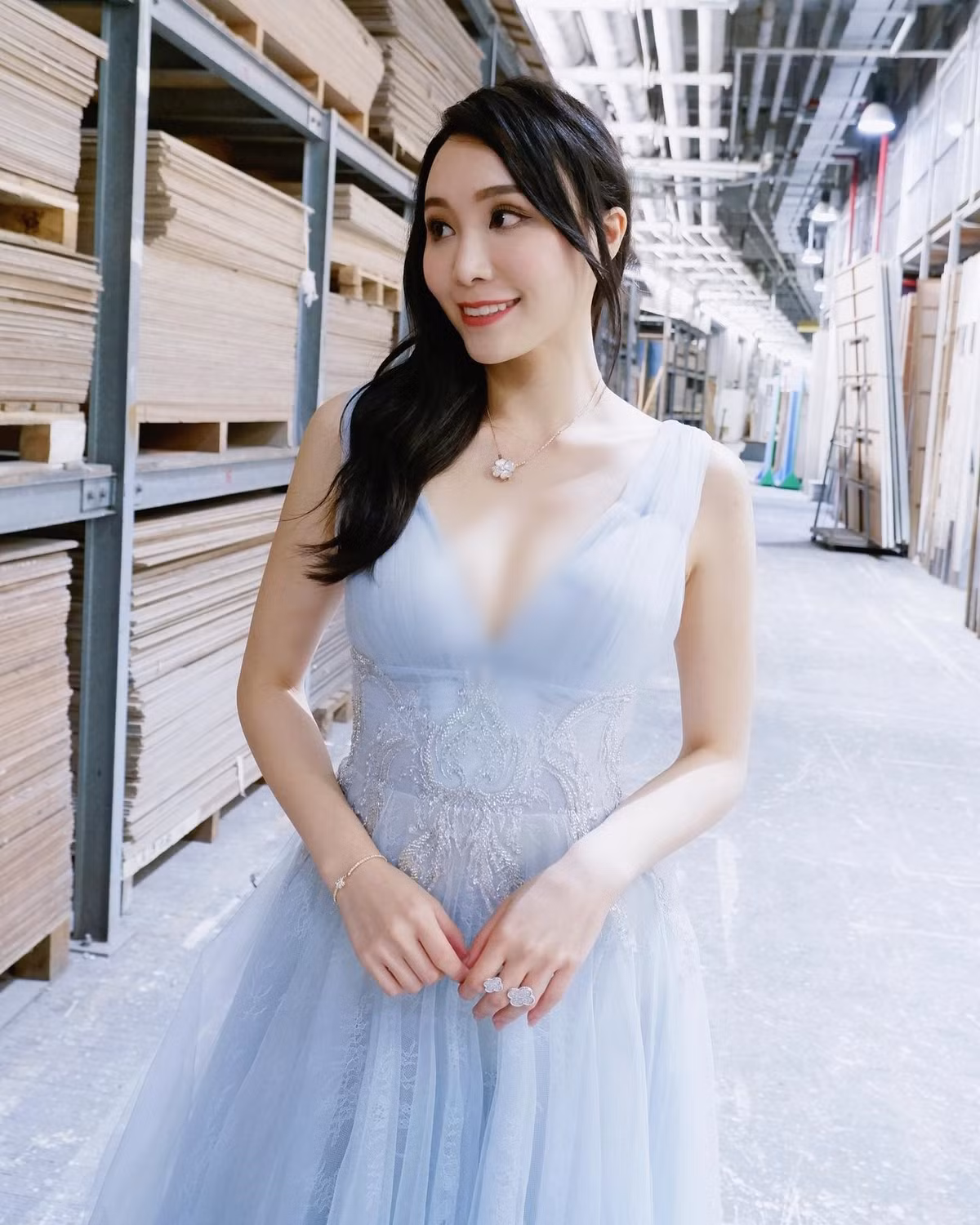 "Tôi đã nhận được rất nhiều lời động viên từ bạn bè. Mọi người xin hãy yên tâm, đó không phải là tôi. Nếu gặp trường hợp như vậy, tôi sẽ lên tiếng! Tôi hy vọng rằng các nạn nhân đều ổn. Tôi sẽ không trả lời từng người một. Cảm ơn sự quan tâm của các bạn", Đặng Y Đình cho biết.