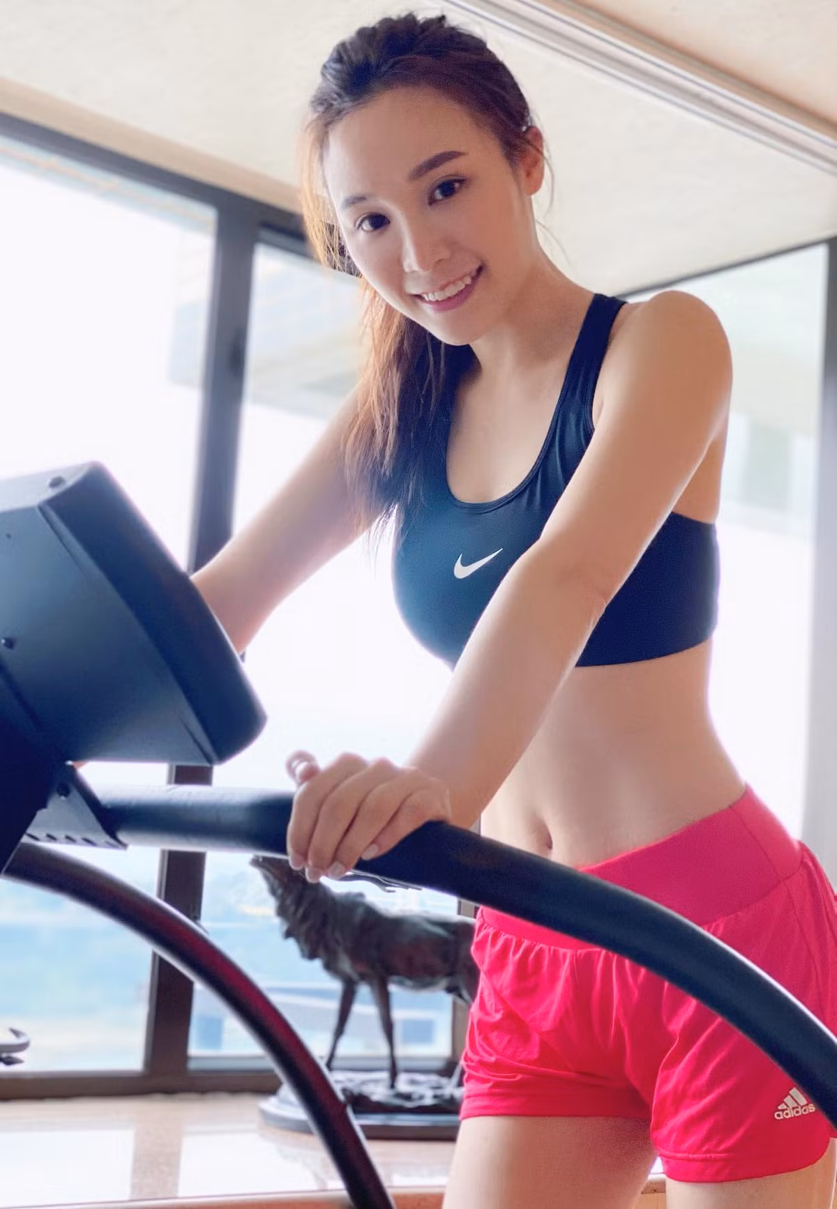 Để mặt mộc và diện đồ tập, Đặng Y Đình cũng vẫn "gây mê" bởi dáng vóc quá chuẩn và làn da mịn màng, trắng sứ của cô.