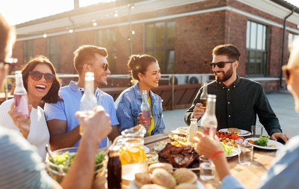 Nhiều người có thói quen ăn nhiều thịt ít rau, thậm chí có người còn chỉ ăn nguyên thịt, cảm thấy "không thịt không vui". Thế nhưng, họ không biết rằng, một chế độ ăn uống toàn thịt, ít rau quả tươi rất không tốt cho sức khỏe, có thể dẫn đến nhiều loại ung thư khác nhau. (Ảnh minh họa)