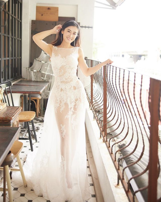 Cô cho biết bản thân rất vui khi diện chiếc váy xuyên thấu đẹp lộng lẫy này nhưng đồng thời cũng gặp nhiều áp lực và cảm thấy vô cùng ngượng ngùng.