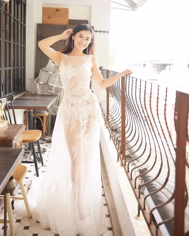 Cô cho biết bản thân rất vui khi diện chiếc váy xuyên thấu đẹp lộng lẫy này nhưng đồng thời cũng gặp nhiều áp lực và cảm thấy vô cùng ngượng ngùng.