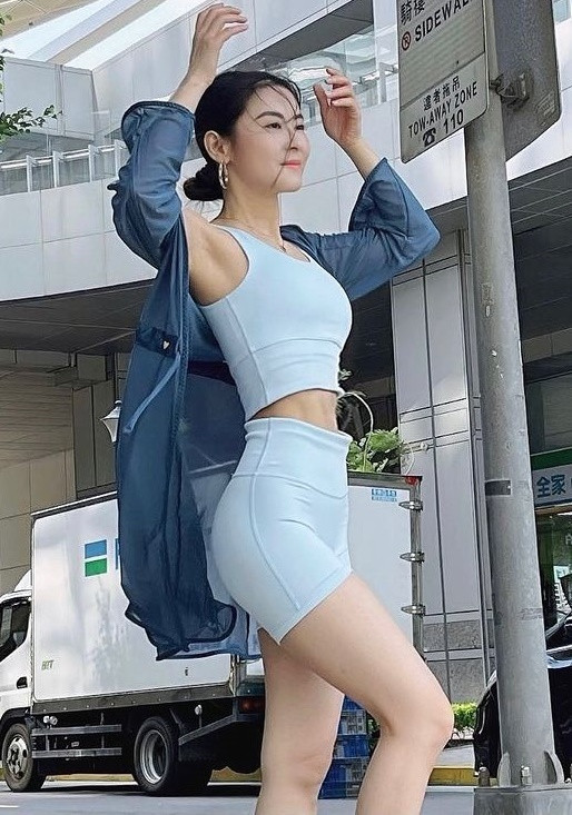 Thân hình chữ S của Hạ Mễ Nhã giúp cô nàng thoải mái và tự tin khi diện đồ tập xuống phố.