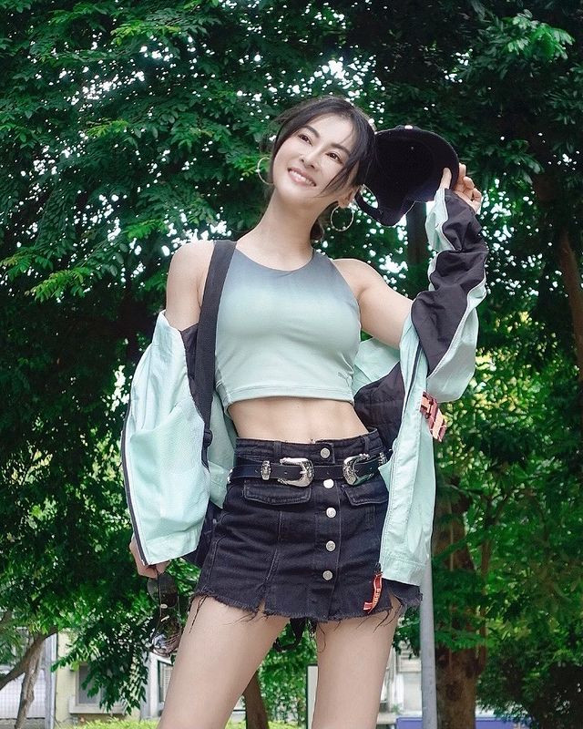 Thông qua Yoga, Hạ Mễ Nhã cũng muốn nhắn nhủ tới mọi người, đặc biệt là những cô gái trẻ, muốn có được dáng đẹp, không chỉ giảm cân mà còn phải kết hợp tập luyện. Hy vọng mọi người cùng nhau đẹp lên.