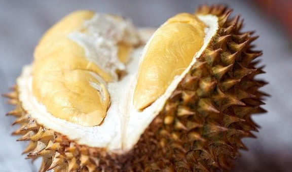 Thứ nhất là sầu riêng: Sầu riêng được mệnh danh là “Vua của các loại trái cây” là do sầu riêng rất giàu chất dinh dưỡng, thi thoảng ăn một ít sầu riêng cũng rất tốt cho cơ thể, nhưng đối với phụ nữ đang trong thời kỳ giảm cân thì tốt nhất nên tránh xa.