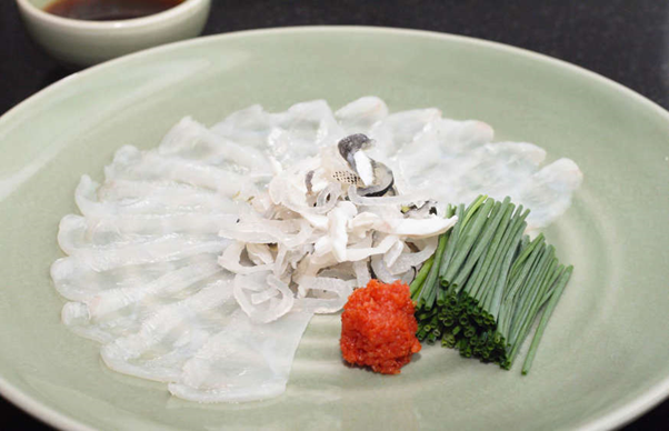 Cá nóc: Món ăn này chỉ có thể được chế biến bởi những đầu bếp được đào tạo đặc biệt. Nội tạng của cá nóc có chứa chất độc tetrodotoxin gây chết người, mạnh gấp 1.200 lần xyanua và có thể làm tê liệt các cơ của cơ thể. Liên tục có người chết vì ăn cá nóc, vì vậy đây cũng là món ngon giết người rất nổi tiếng.