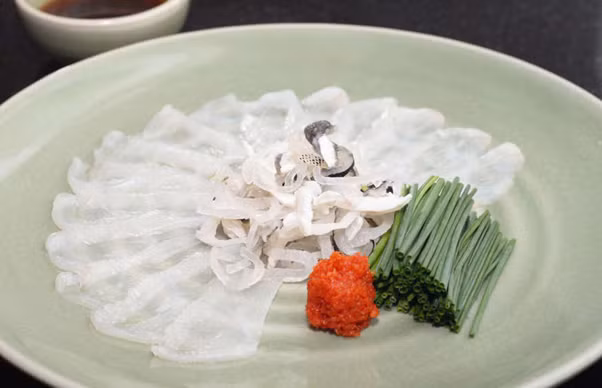 Cá nóc: Món ăn này chỉ có thể được chế biến bởi những đầu bếp được đào tạo đặc biệt. Nội tạng của cá nóc có chứa chất độc tetrodotoxin gây chết người, mạnh gấp 1.200 lần xyanua và có thể làm tê liệt các cơ của cơ thể. Liên tục có người chết vì ăn cá nóc, vì vậy đây cũng là món ngon giết người rất nổi tiếng.