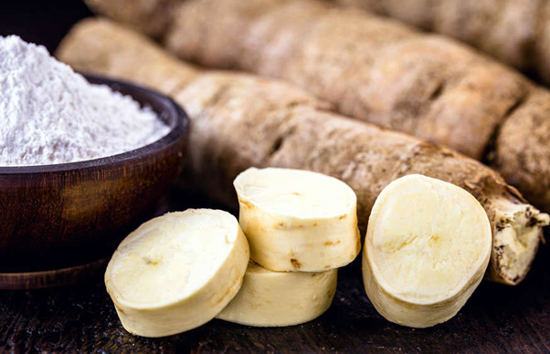 Sắn hay khoai mì: Được sử dụng bánh ngọt và bánh mì, sắn là một nguồn cung cấp carbohydrate quan trọng. Tuy nhiên, sắn sống có chứa chất xyanua độc hại, vì vậy nó phải được nấu chín bằng một trong nhiều cách: ví dụ như luộc, nướng hoặc hấp. Nếu không được nấu chín đúng cách, sắn có thể đặc biệt nguy hiểm, có thể gây chết người, nhất là đối với trẻ em.