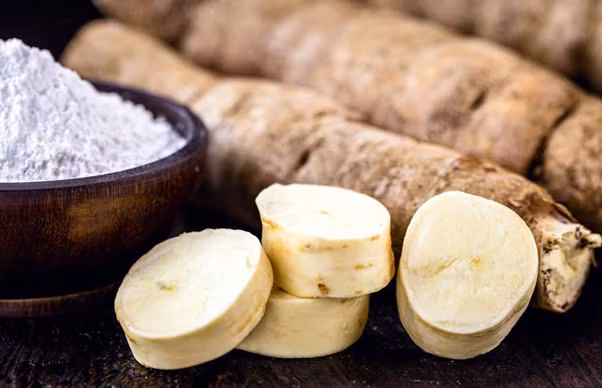 Sắn hay khoai mì: Được sử dụng bánh ngọt và bánh mì, sắn là một nguồn cung cấp carbohydrate quan trọng. Tuy nhiên, sắn sống có chứa chất xyanua độc hại, vì vậy nó phải được nấu chín bằng một trong nhiều cách: ví dụ như luộc, nướng hoặc hấp. Nếu không được nấu chín đúng cách, sắn có thể đặc biệt nguy hiểm, có thể gây chết người, nhất là đối với trẻ em.