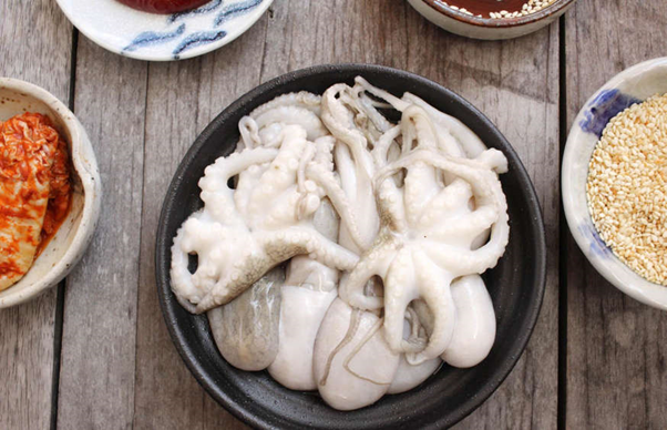 Bạch tuộc: Bạch tuộc có thể được ăn sống, chúng được cắt thành từng miếng nhỏ khi vẫn còn sống và ăn ngay, thậm chí có người ăn cả con bạch tuộc còn sống. Điều này gây nguy cơ nghẹt thở vì giác hút của chúng vẫn đang hoạt động và có thể dính vào cổ họng. Thống kê cho thấy, có khoảng 6 người chết vì món ăn này mỗi năm.