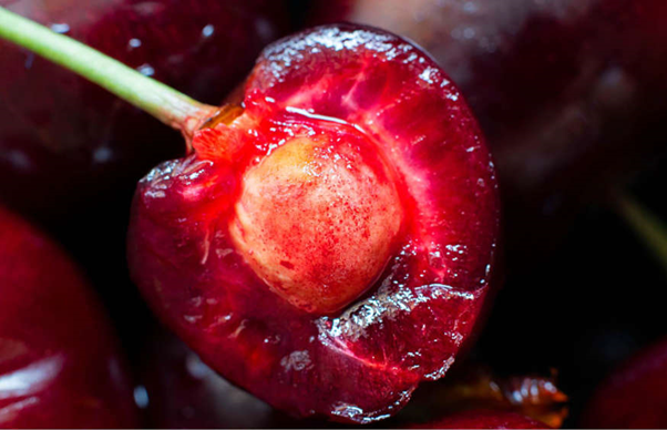 Hạt anh đào: Anh đào rất ngon nhưng bạn nên tránh nhai hạt quả anh đào, hay quả mơ, quả đào hay quả táo vì hạt của những quả này đều chứa một hợp chất có thể chuyển hóa thành xyanua trong cơ thể. May mắn là lượng chất độc này trong hạt chỉ có liều lượng nhỏ, vì vậy, chỉ khi bạn tiêu thụ chúng với số lượng lớn mới có thể gây tử vong.