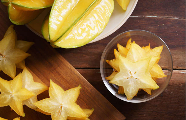 Quả khế: Khế là một loại trái cây rất phổ biến, hầu hết mọi người ăn nó không có vấn đề gì, nhưng những người có vấn đề về thận phải tránh xa nó. Khế có chứa một loại độc tố, nếu không được thận phân hủy sẽ gây ra các bệnh về thần kinh, trường hợp nặng sẽ mất mạng.