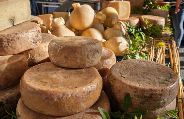 Phô mai Casu marzu: Hầu hết mọi người đều thích phô mai, nhưng loại phô mai Casu marzu được làm bằng cách để ruồi đẻ trứng trên phô mai cứng gọi là pecorino. Khi giòi nở ra, chúng sẽ ăn phô mai, điều này sẽ làm phô mai mềm ra và có hương vị độc đáo. Một số chuyên gia cảnh báo rằng, loại phô mai này rất có hại, đặc biệt đối với dạ dày.