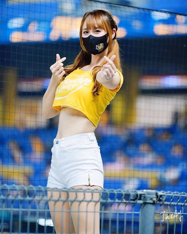 Sở hữu chiều cao khủng, khuôn mặt xinh đẹp ngọt ngào, dáng vóc nóng bỏng, làn da trắng sứ, Hồ Hinh Nghi quả thực có thể "cân" tất cả các loại phong cách.