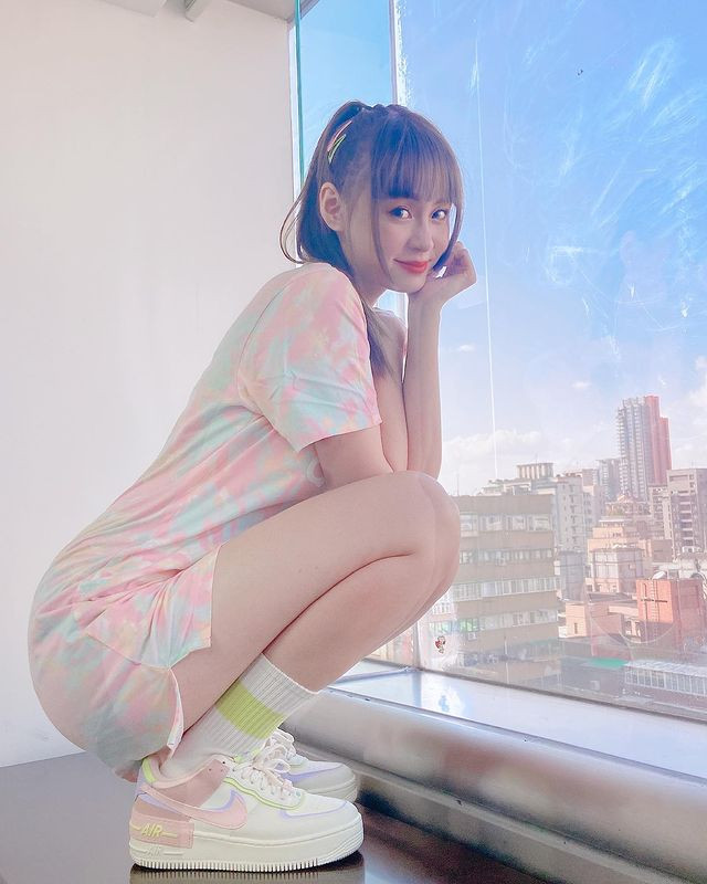 Mặc dù có "chữa cháy" bằng vài dáng chụp khác nhưng Hồ Hinh Nghi vẫn phải nhận chỉ trích vì cư dân mạng cho rằng cô nàng "cố tình" làm vậy để gây sự chú ý.