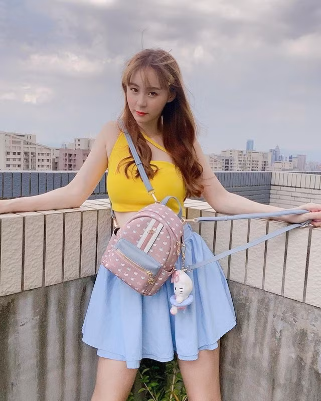 Trong một set đồ khác, Hồ Hinh Nghi cũng vô cùng xinh đẹp, trẻ trung nhưng không kém phần quyến rũ, gợi cảm.