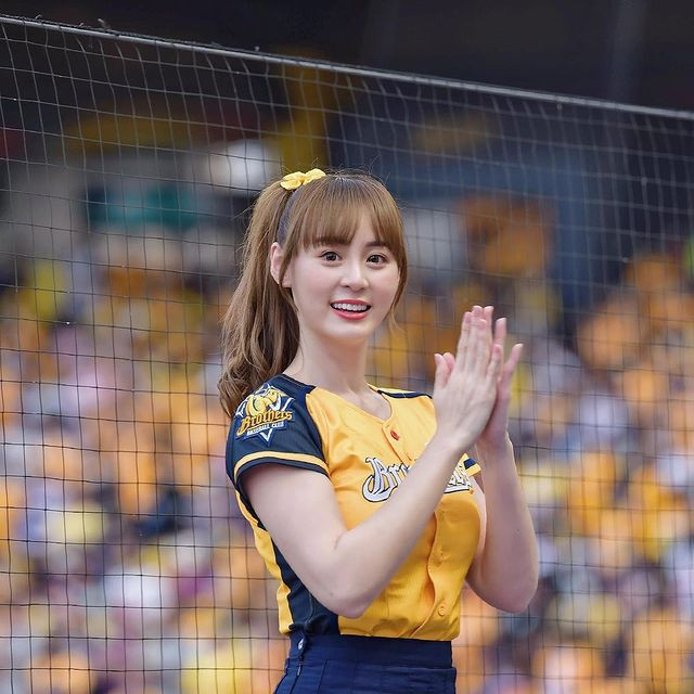 Đa số mọi người đều cho rằng, Hồ Hinh Nghi nên cố gắng xây dựng hình ảnh trẻ trung, gợi cảm nhưng không phản cảm.