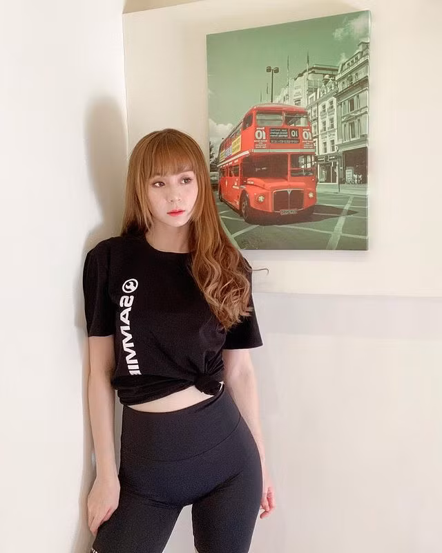 Có thể thấy được, những chiếc quần tập rất thoải mái, năng động và được nhiều hot girl ưa chuộng diện xuống phố. Tuy nhiên, kết hợp đồ phải chú ý, nếu không sẽ để lộ cả khuyết điểm và vùng nhạy cảm.