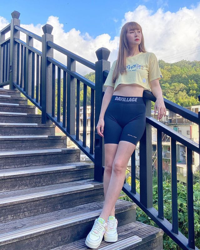 Trước đó, hot girl nóng bỏng này cũng từng bị "ném đá" vì diện quần tập xuống phố.