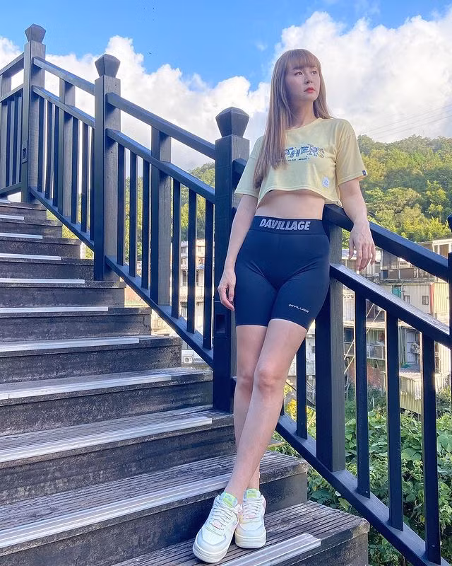 Trước đó, hot girl nóng bỏng này cũng từng bị "ném đá" vì diện quần tập xuống phố.