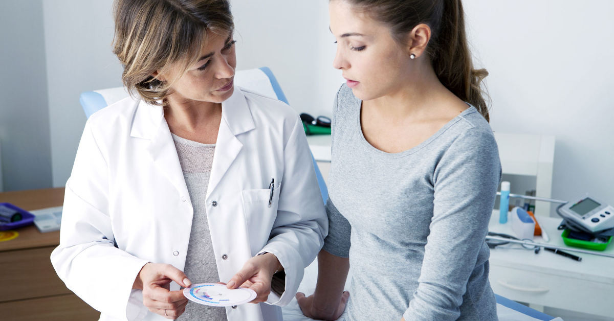 Do vị trí xương chậu thông với thắt lưng và bụng nên khi bị viêm sẽ ảnh hưởng đến hai vùng này đầu tiên. Đặc biệt, khi thắt lưng và bụng đồng thời xuất hiện các cơn đau, nhất là sau khi ngồi lâu và đại tiện thì ngay lập tức hãy đi khám bệnh, xem mình đang bị viêm cổ tử cung cấp tính và viêm cổ tử cung mãn tính, điều trị kịp thời. Ảnh minh họa.